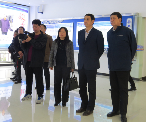 湖北省經(jīng)信廳黨組書記劉海軍視察萊克小龍蝦良種選育繁育中心