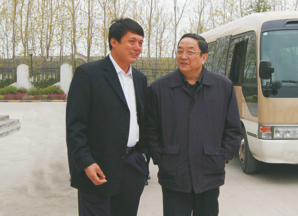 曾任中共十八屆中央政治局常委，第十二屆全國(guó)政協(xié)主席、時(shí)任湖北省委書記俞正聲視察萊克集團(tuán)