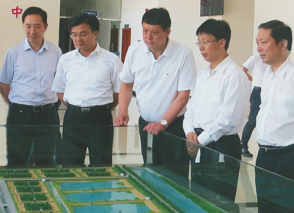 上海市委副書記、政法委書記于紹良視察萊克集團(tuán)小龍蝦選育繁育中心