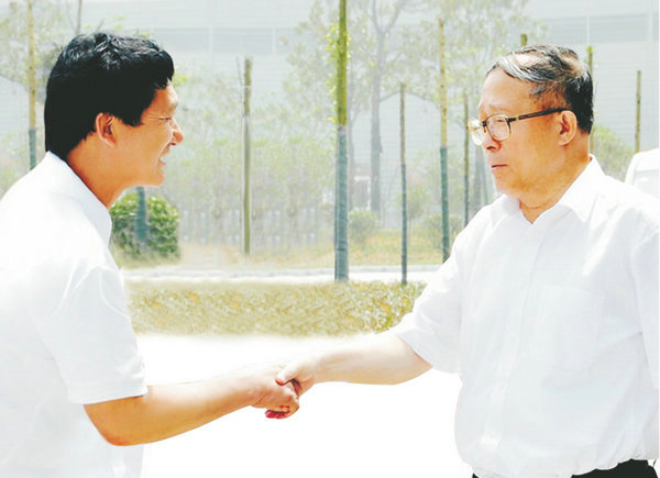 中央政治局委員、天津市委書(shū)記、時(shí)任湖北省委書(shū)記李鴻忠視察萊克小龍蝦選育繁育中心