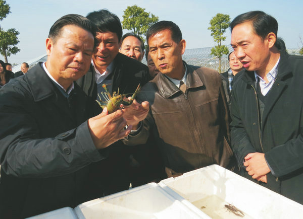 安徽省政協(xié)主席、時(shí)任湖北省政協(xié)主席張昌爾視察萊克小龍蝦選育繁育中心