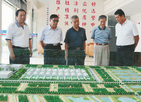 全國人大常委會民族委員會委員、湖北省民營經(jīng)濟(jì)促進(jìn)會會長蘇曉云等一行、視察萊克小龍蝦選育繁育中心